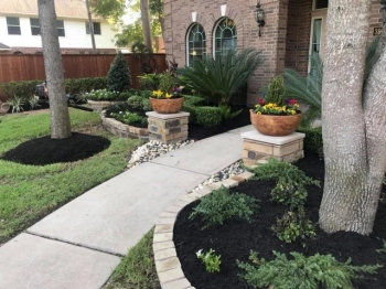 Hardscaping & Structural Features